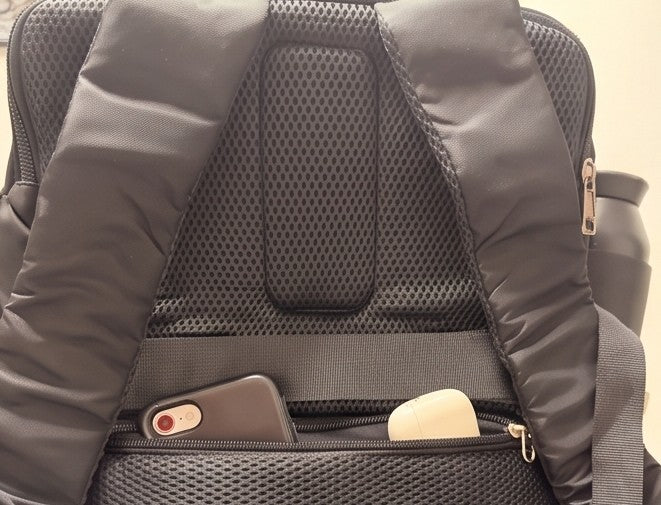 Mochila urbana y de viaje ergonómica e impermeable con compartimento para portátil, bolsillo frontal, correas acolchadas ajustables y bolsillos de malla lateral. Disponible en 5 capacidades (18L, 20L, 24L, 30L y 44L) y en 6 colores modernos: azul pastel, verde menta, verde salvia, lila lavanda, gris grafito y negro clásico