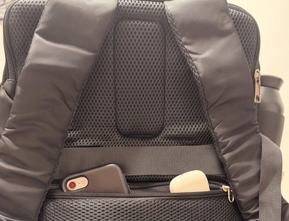 Mochila urbana y de viaje ergonómica e impermeable con compartimento para portátil, bolsillo frontal, correas acolchadas ajustables y bolsillos de malla lateral. Disponible en 5 capacidades (18L, 20L, 24L, 30L y 44L) y en 6 colores modernos: azul pastel, verde menta, verde salvia, lila lavanda, gris grafito y negro clásico