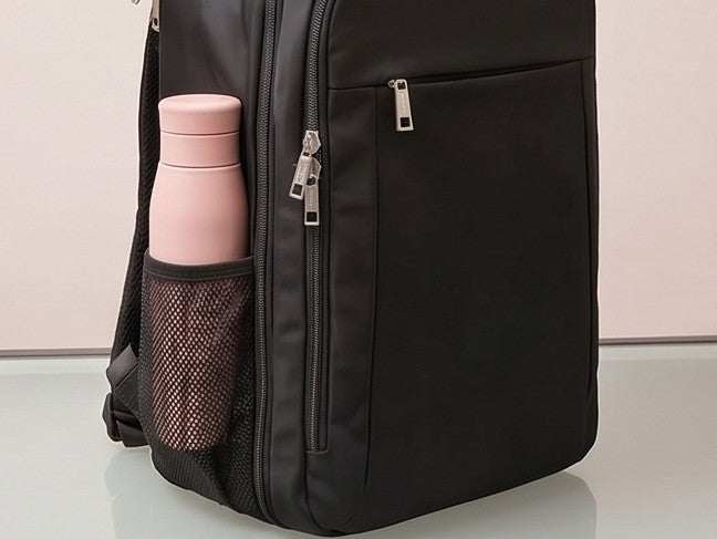 Mochila urbana y de viaje ergonómica e impermeable con compartimento para portátil, bolsillo frontal, correas acolchadas ajustables y bolsillos de malla lateral. Disponible en 5 capacidades (18L, 20L, 24L, 30L y 44L) y en 6 colores modernos: azul pastel, verde menta, verde salvia, lila lavanda, gris grafito y negro clásico