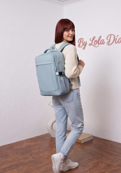 Mochila urbana y de viaje ergonómica e impermeable con compartimento para portátil, bolsillo frontal, correas acolchadas ajustables y bolsillos de malla lateral. Disponible en 5 capacidades (18L, 20L, 24L, 30L y 44L) y en 6 colores modernos: azul pastel, verde menta, verde salvia, lila lavanda, gris grafito y negro clásico
