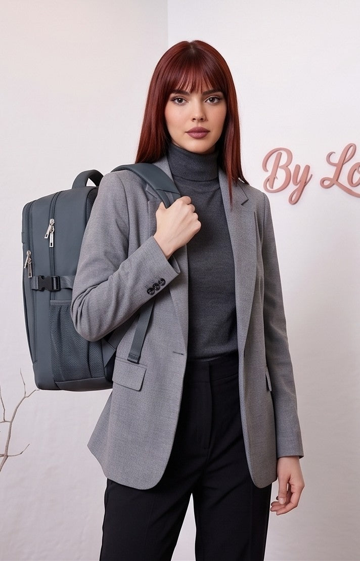 Mochila urbana y de viaje ergonómica e impermeable con compartimento para portátil, bolsillo frontal, correas acolchadas ajustables y bolsillos de malla lateral. Disponible en 5 capacidades (18L, 20L, 24L, 30L y 44L) y en 6 colores modernos: azul pastel, verde menta, verde salvia, lila lavanda, gris grafito y negro clásico