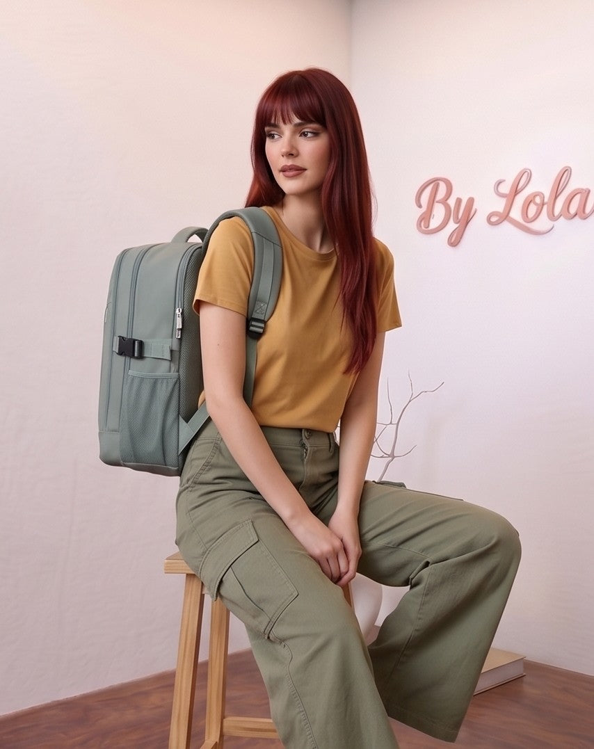 Mochila urbana y de viaje ergonómica e impermeable con compartimento para portátil, bolsillo frontal, correas acolchadas ajustables y bolsillos de malla lateral. Disponible en 5 capacidades (18L, 20L, 24L, 30L y 44L) y en 6 colores modernos: azul pastel, verde menta, verde salvia, lila lavanda, gris grafito y negro clásico
