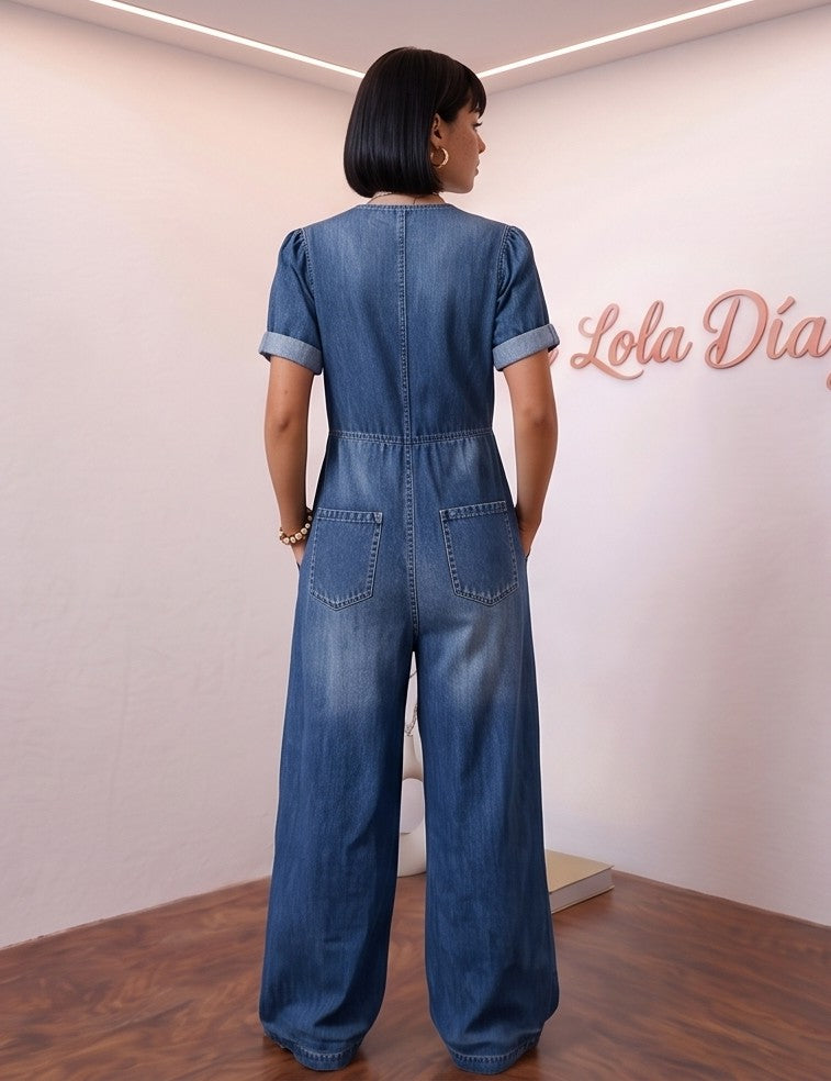 Mono denim largo de mujer con escote en V y nudo delantero ajustable, manga corta con vuelta, bolsillos laterales amplios y pernera ancha de corte holgado y fluido