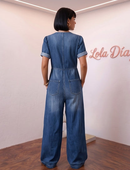 Mono denim largo de mujer con escote en V y nudo delantero ajustable, manga corta con vuelta, bolsillos laterales amplios y pernera ancha de corte holgado y fluido
