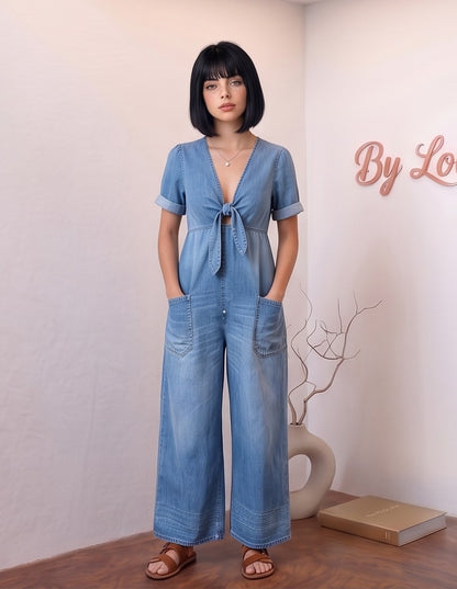 Mono denim largo de mujer con escote en V y nudo delantero ajustable, manga corta con vuelta, bolsillos laterales amplios y pernera ancha de corte holgado y fluido