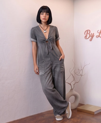 Mono denim largo de mujer con escote en V y nudo delantero ajustable, manga corta con vuelta, bolsillos laterales amplios y pernera ancha de corte holgado y fluido