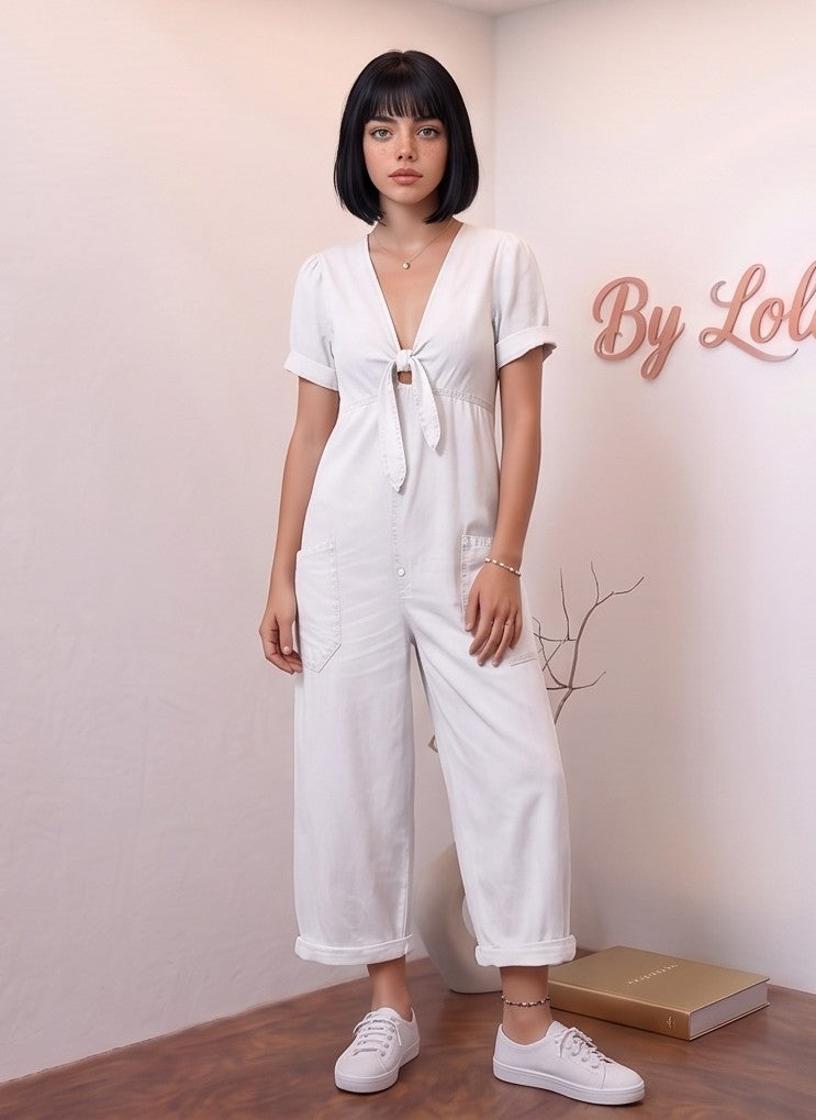 Mono denim largo de mujer con escote en V y nudo delantero ajustable, manga corta con vuelta, bolsillos laterales amplios y pernera ancha de corte holgado y fluido