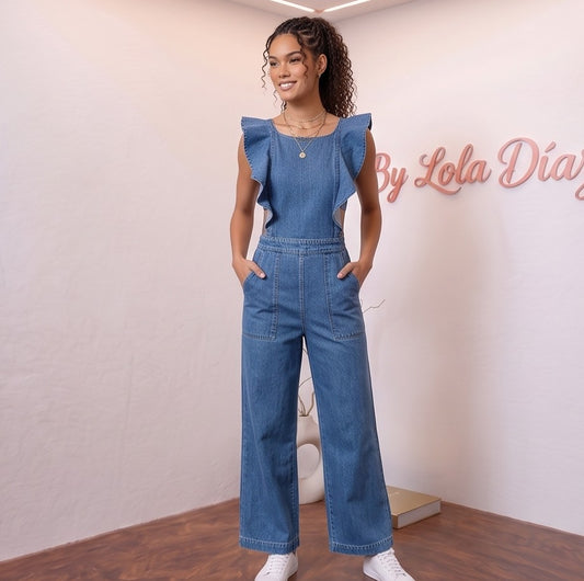 Mono vaquero denim para mujer con detalle de volantes en los hombros, escote cuadrado, bolsillos de parche delanteros, diseño de espalda abierta con tirantes cruzados ajustables mediante lazada y pantalón de pernera recta tobillera