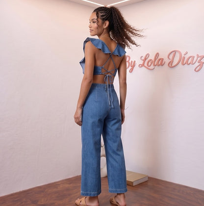 Mono vaquero denim para mujer con detalle de volantes en los hombros, escote cuadrado, bolsillos de parche delanteros, diseño de espalda abierta con tirantes cruzados ajustables mediante lazada y pantalón de pernera recta tobillera