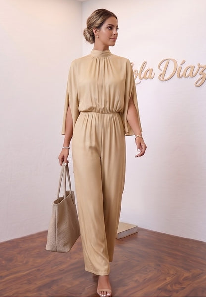 Mono largo de fiesta para mujer disponible en 5 colores (verde esmeralda, azul marino, negro, burdeos y champán dorado), con elegante cuello perkins fruncido, mangas estilo capa con abertura lateral, cintura elástica entallada y pernera ancha y fluida tipo palazzo, ideal para look de invitada de boda y eventos de gala