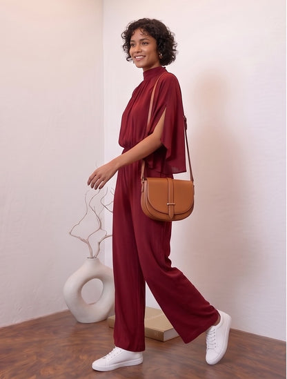 Mono largo de fiesta para mujer disponible en 5 colores (verde esmeralda, azul marino, negro, burdeos y champán dorado), con elegante cuello perkins fruncido, mangas estilo capa con abertura lateral, cintura elástica entallada y pernera ancha y fluida tipo palazzo, ideal para look de invitada de boda y eventos de gala