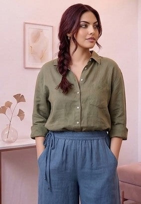 Pantalón ancho para mujer en mezcla de algodón y lino, diseño recto y fluido de tiro alto con cintura elástica fruncida, bolsillos funcionales y detalle de cordón ajustable anudado en el lateral de la cintura, disponible en una variedad de colores lisos.