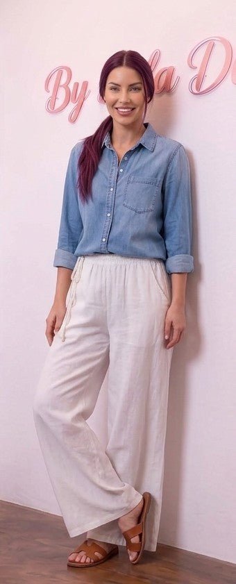 Pantalón ancho para mujer en mezcla de algodón y lino, diseño recto y fluido de tiro alto con cintura elástica fruncida, bolsillos funcionales y detalle de cordón ajustable anudado en el lateral de la cintura, disponible en una variedad de colores lisos.