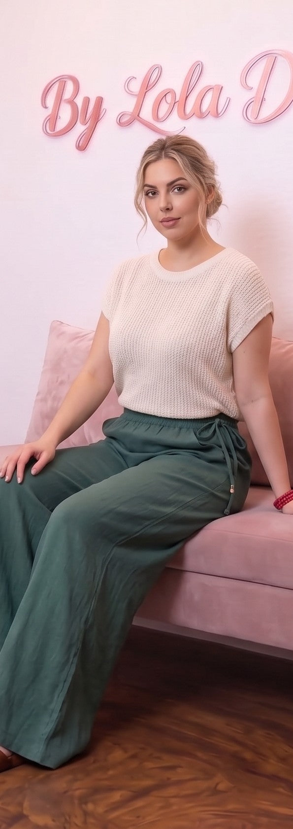 Pantalón ancho para mujer en mezcla de algodón y lino, diseño recto y fluido de tiro alto con cintura elástica fruncida, bolsillos funcionales y detalle de cordón ajustable anudado en el lateral de la cintura, disponible en una variedad de colores lisos.