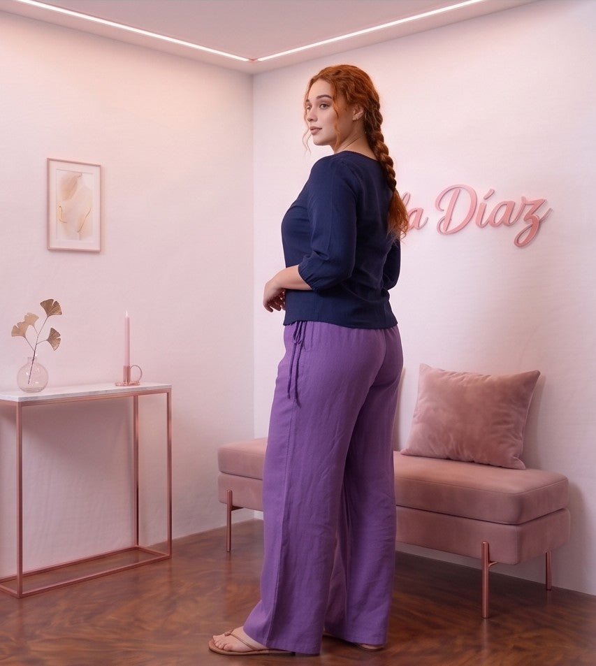 Pantalón ancho para mujer en mezcla de algodón y lino, diseño recto y fluido de tiro alto con cintura elástica fruncida, bolsillos funcionales y detalle de cordón ajustable anudado en el lateral de la cintura, disponible en una variedad de colores lisos.