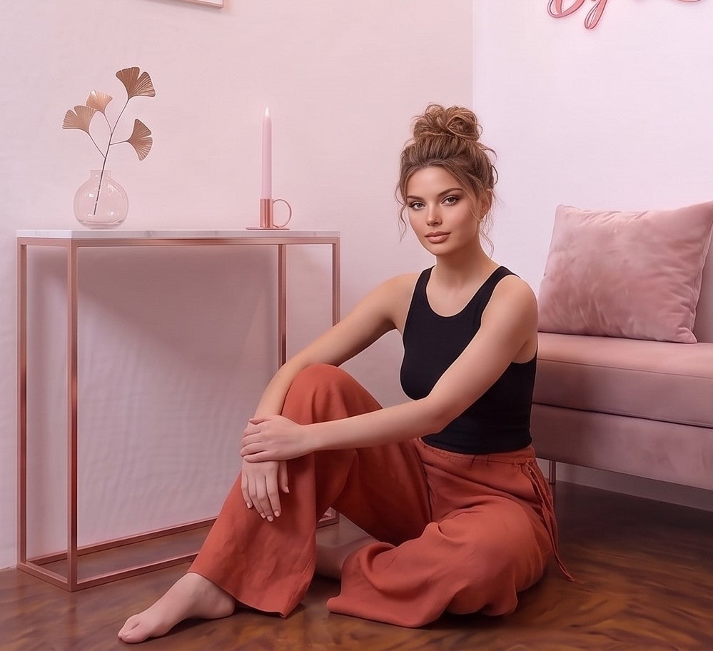 Pantalón ancho para mujer en mezcla de algodón y lino, diseño recto y fluido de tiro alto con cintura elástica fruncida, bolsillos funcionales y detalle de cordón ajustable anudado en el lateral de la cintura, disponible en una variedad de colores lisos.