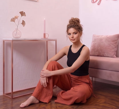 Pantalón ancho para mujer en mezcla de algodón y lino, diseño recto y fluido de tiro alto con cintura elástica fruncida, bolsillos funcionales y detalle de cordón ajustable anudado en el lateral de la cintura, disponible en una variedad de colores lisos.