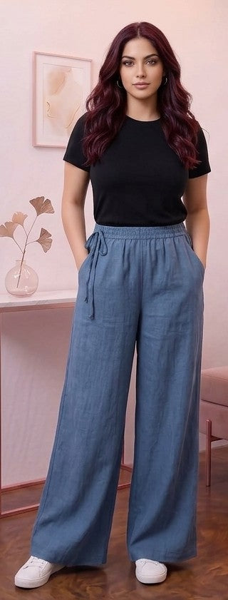 Pantalón ancho para mujer en mezcla de algodón y lino, diseño recto y fluido de tiro alto con cintura elástica fruncida, bolsillos funcionales y detalle de cordón ajustable anudado en el lateral de la cintura, disponible en una variedad de colores lisos.