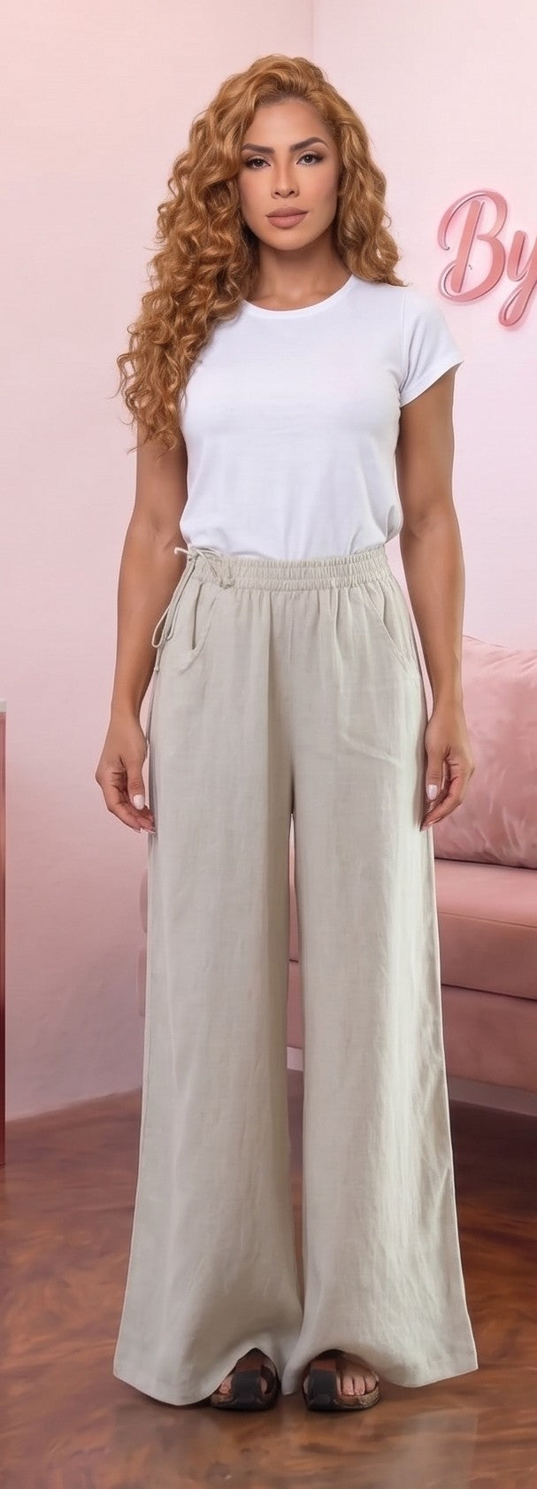 Pantalón ancho para mujer en mezcla de algodón y lino, diseño recto y fluido de tiro alto con cintura elástica fruncida, bolsillos funcionales y detalle de cordón ajustable anudado en el lateral de la cintura, disponible en una variedad de colores lisos.