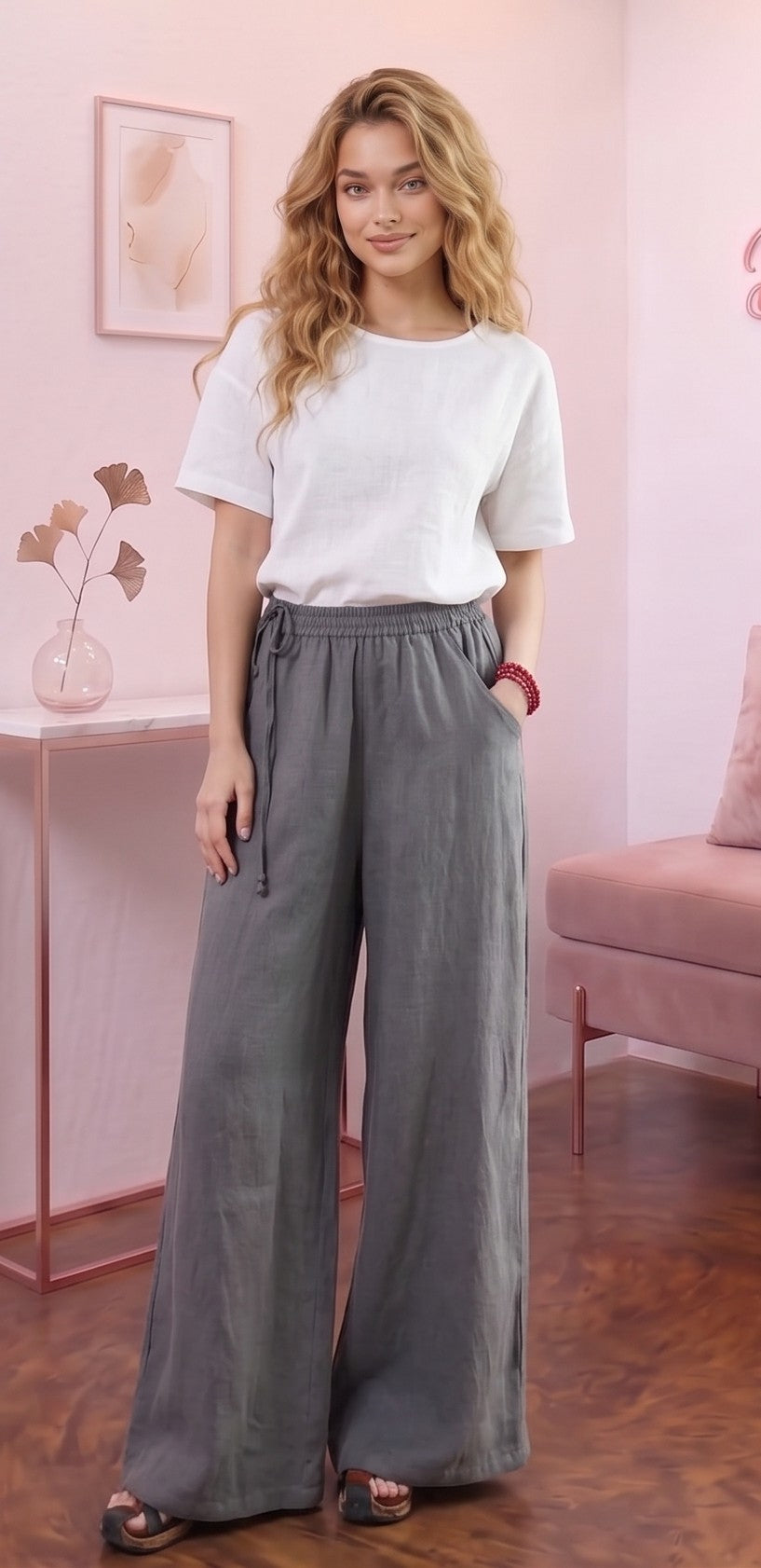 Pantalón ancho para mujer en mezcla de algodón y lino, diseño recto y fluido de tiro alto con cintura elástica fruncida, bolsillos funcionales y detalle de cordón ajustable anudado en el lateral de la cintura, disponible en una variedad de colores lisos.