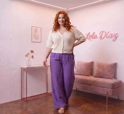 Pantalón ancho para mujer en mezcla de algodón y lino, diseño recto y fluido de tiro alto con cintura elástica fruncida, bolsillos funcionales y detalle de cordón ajustable anudado en el lateral de la cintura, disponible en una variedad de colores lisos.