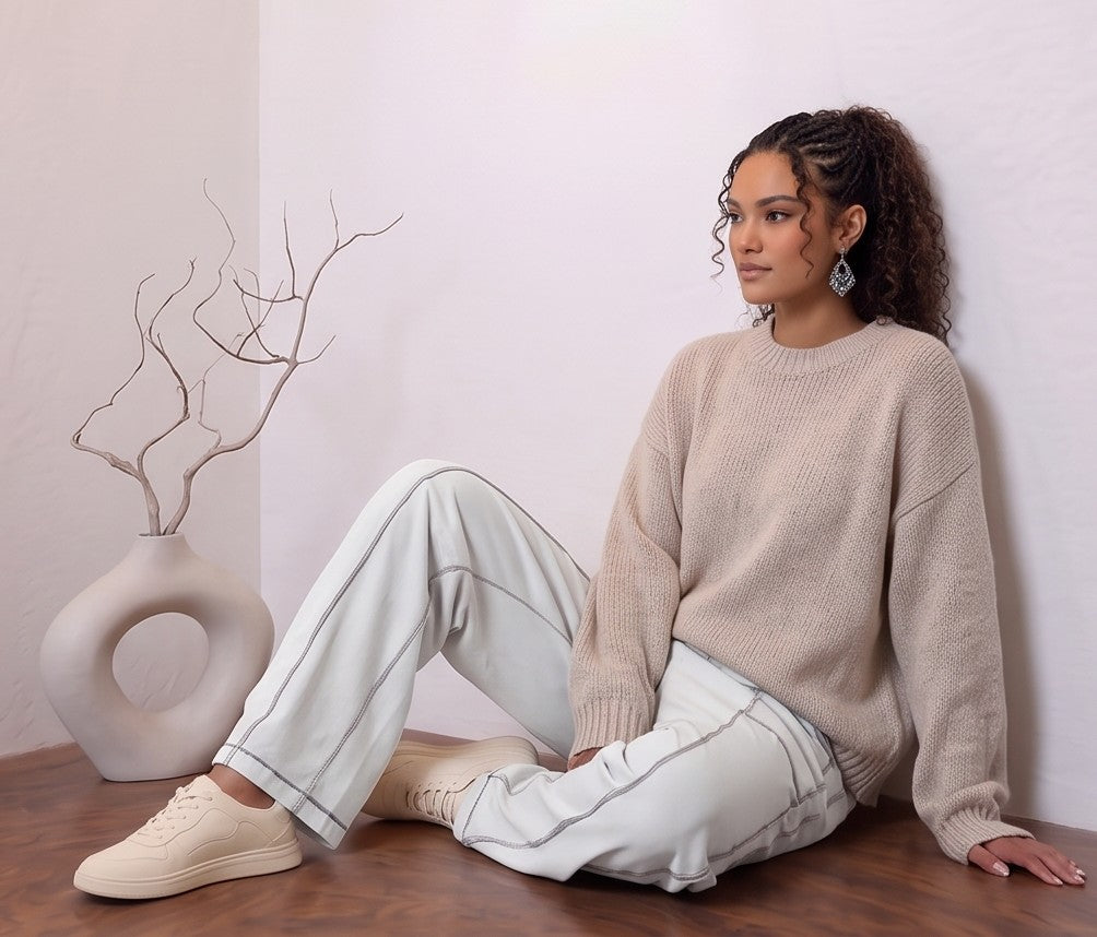 Pantalón fluido estilo bombacho wide leg para mujer con cintura elástica de cordón ajustable, costuras vistas en contraste y bolsillos cargo laterales geométricos, disponible en 8 colores: amarillo pastel, azul celeste, verde esmeralda, blanco tiza, beige arena, marrón chocolate, azul marino y negro con pespuntes dorados