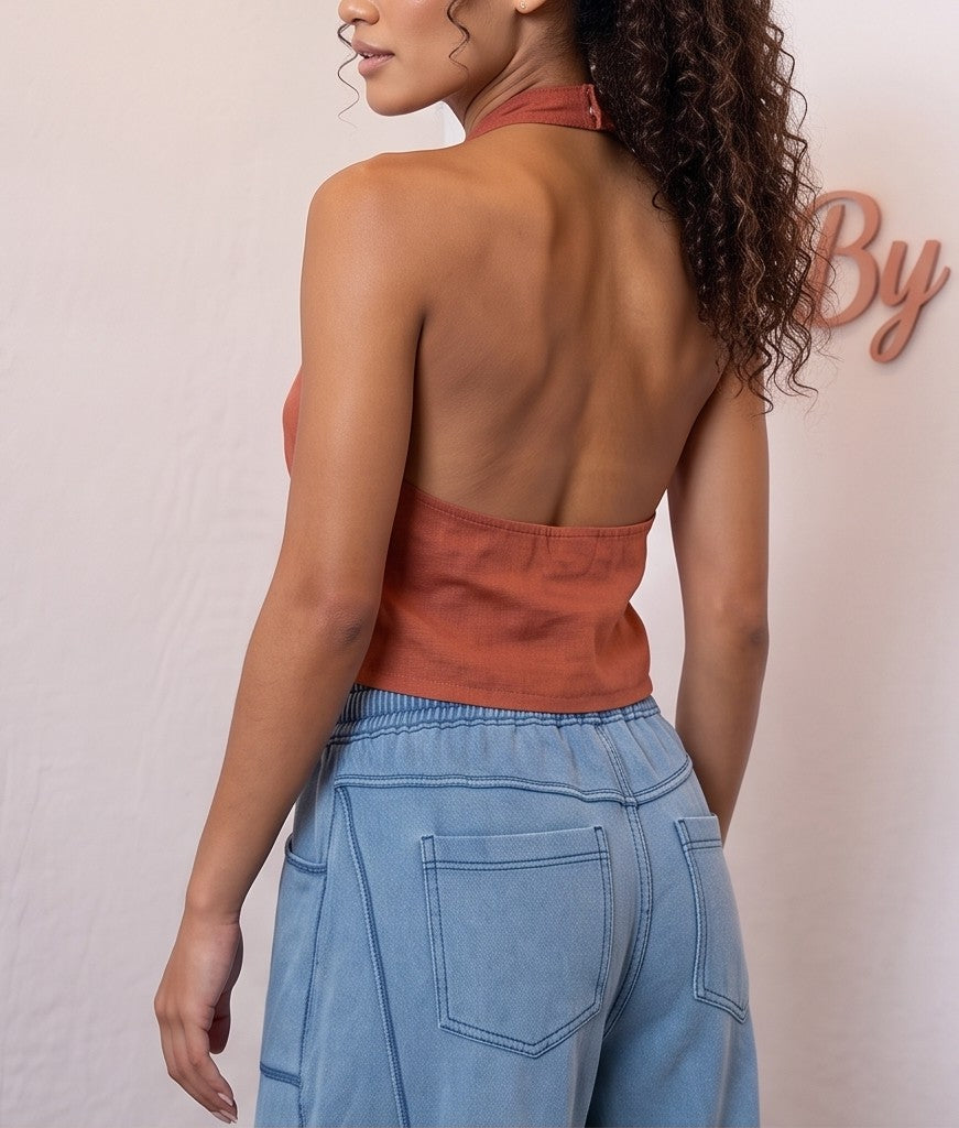 Pantalón fluido estilo bombacho wide leg para mujer con cintura elástica de cordón ajustable, costuras vistas en contraste y bolsillos cargo laterales geométricos, disponible en 8 colores: amarillo pastel, azul celeste, verde esmeralda, blanco tiza, beige arena, marrón chocolate, azul marino y negro con pespuntes dorados