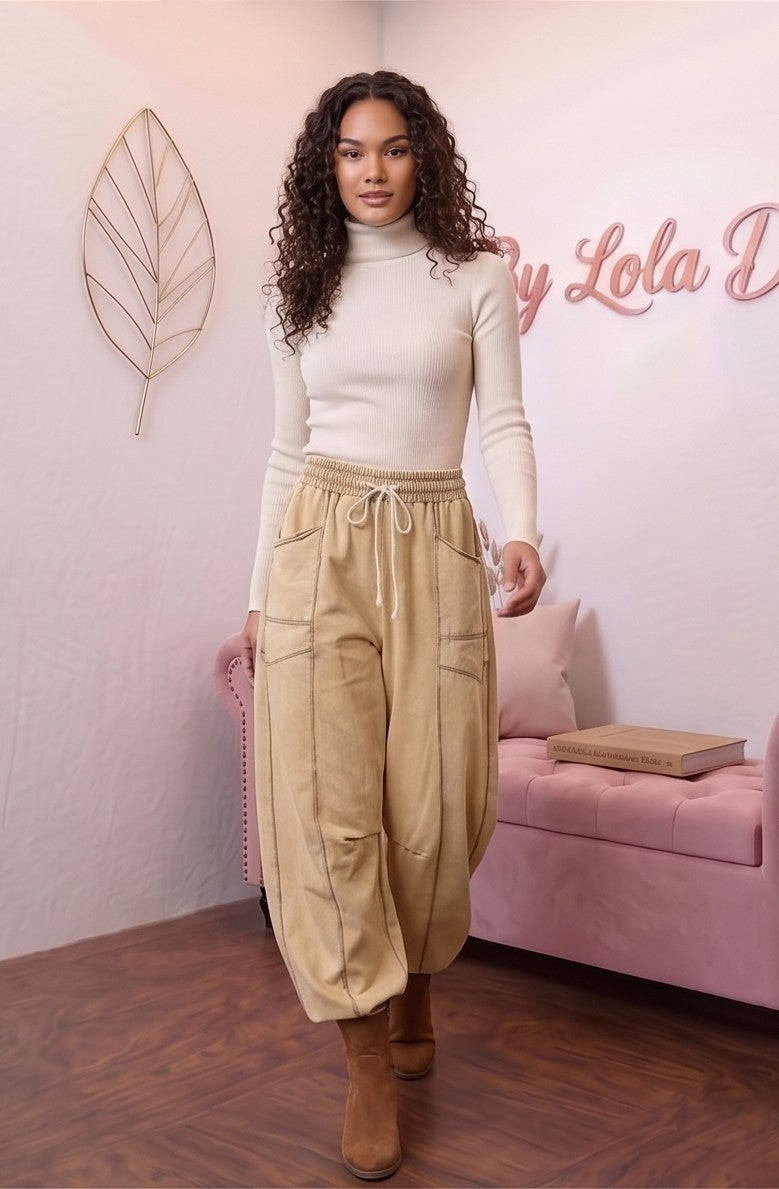 Pantalón fluido estilo bombacho wide leg para mujer con cintura elástica de cordón ajustable, costuras vistas en contraste y bolsillos cargo laterales geométricos, disponible en 8 colores: amarillo pastel, azul celeste, verde esmeralda, blanco tiza, beige arena, marrón chocolate, azul marino y negro con pespuntes dorados