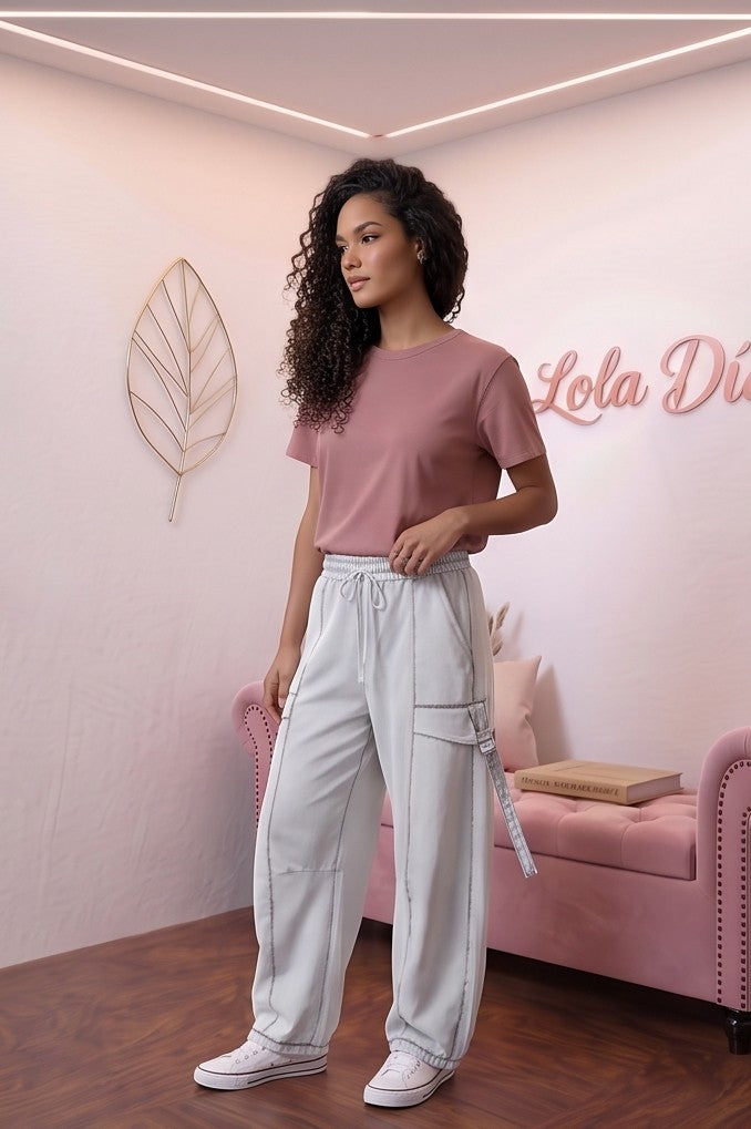 Pantalón fluido estilo bombacho wide leg para mujer con cintura elástica de cordón ajustable, costuras vistas en contraste y bolsillos cargo laterales geométricos, disponible en 8 colores: amarillo pastel, azul celeste, verde esmeralda, blanco tiza, beige arena, marrón chocolate, azul marino y negro con pespuntes dorados