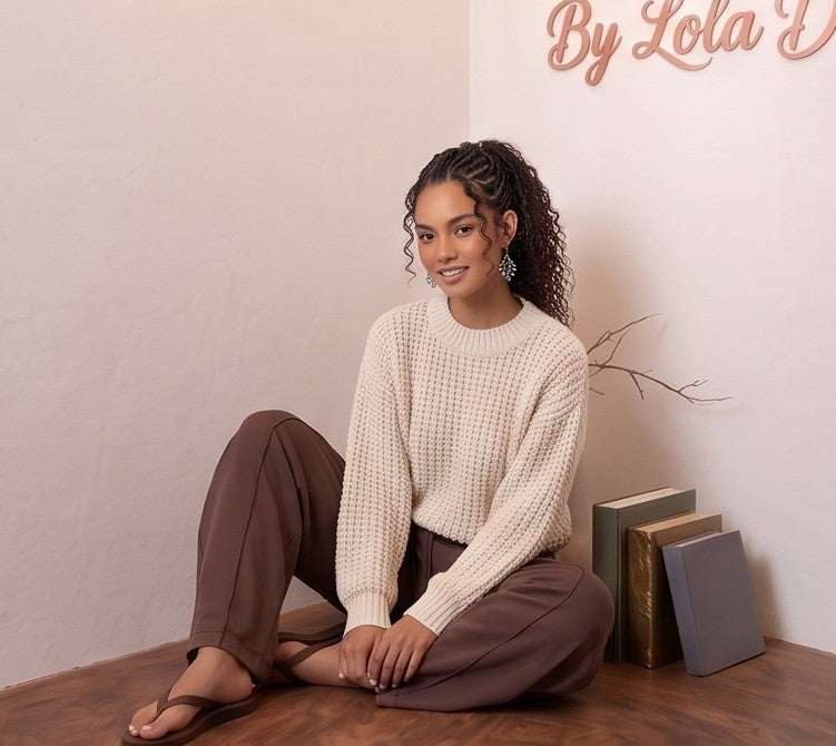Pantalón fluido estilo bombacho wide leg para mujer con cintura elástica de cordón ajustable, costuras vistas en contraste y bolsillos cargo laterales geométricos, disponible en 8 colores: amarillo pastel, azul celeste, verde esmeralda, blanco tiza, beige arena, marrón chocolate, azul marino y negro con pespuntes dorados
