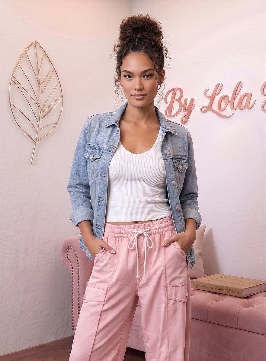 Pantalón fluido estilo bombacho wide leg para mujer con cintura elástica de cordón ajustable, costuras vistas en contraste y bolsillos cargo laterales geométricos, disponible en 8 colores: amarillo pastel, azul celeste, verde esmeralda, blanco tiza, beige arena, marrón chocolate, azul marino y negro con pespuntes dorados
