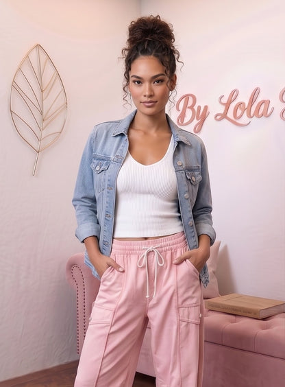 Pantalón fluido estilo bombacho wide leg para mujer con cintura elástica de cordón ajustable, costuras vistas en contraste y bolsillos cargo laterales geométricos, disponible en 8 colores: amarillo pastel, azul celeste, verde esmeralda, blanco tiza, beige arena, marrón chocolate, azul marino y negro con pespuntes dorados