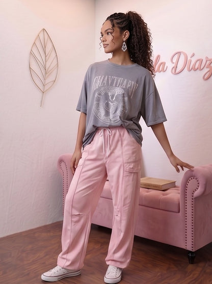 Pantalón fluido estilo bombacho wide leg para mujer con cintura elástica de cordón ajustable, costuras vistas en contraste y bolsillos cargo laterales geométricos, disponible en 8 colores: amarillo pastel, azul celeste, verde esmeralda, blanco tiza, beige arena, marrón chocolate, azul marino y negro con pespuntes dorados
