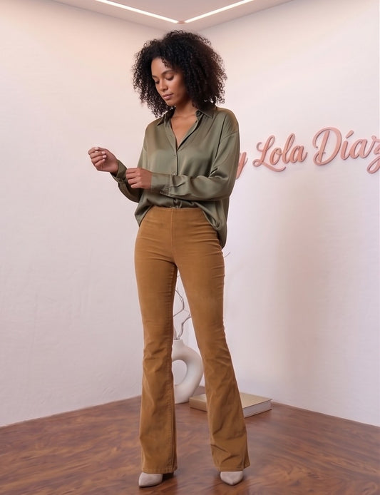 Pantalón de pana acanalada para mujer de corte campana o flare, con tiro alto sin cremallera frontal y bolsillos traseros, disponible en 8 colores: rosa empolvado, camel, teja/óxido, gris ceniza, verde oliva, azul marino, negro y verde bosque
