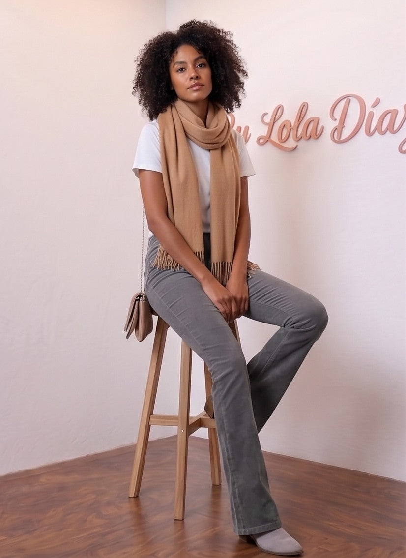 Pantalón de pana acanalada para mujer de corte campana o flare, con tiro alto sin cremallera frontal y bolsillos traseros, disponible en 8 colores: rosa empolvado, camel, teja/óxido, gris ceniza, verde oliva, azul marino, negro y verde bosque