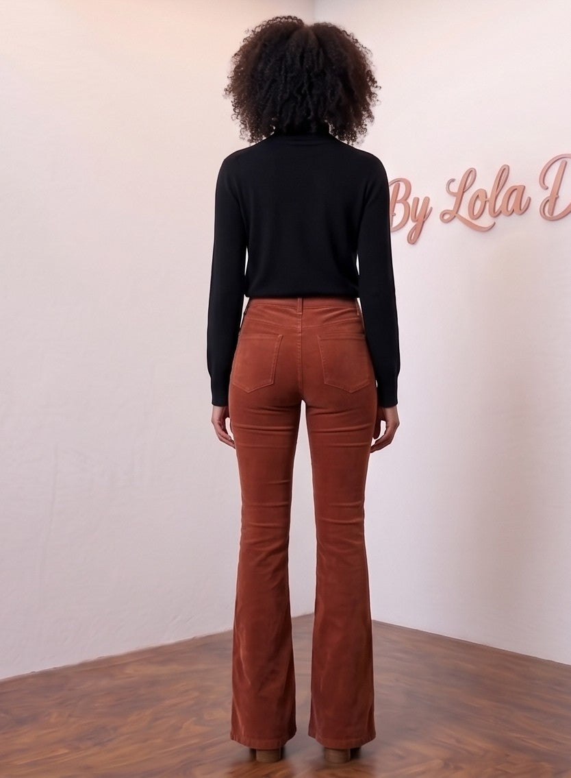 Pantalón de pana acanalada para mujer de corte campana o flare, con tiro alto sin cremallera frontal y bolsillos traseros, disponible en 8 colores: rosa empolvado, camel, teja/óxido, gris ceniza, verde oliva, azul marino, negro y verde bosque