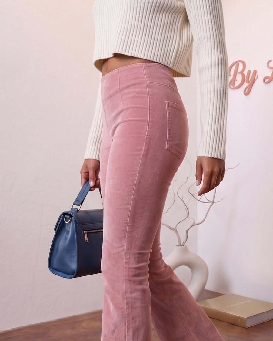 Pantalón de pana acanalada para mujer de corte campana o flare, con tiro alto sin cremallera frontal y bolsillos traseros, disponible en 8 colores: rosa empolvado, camel, teja/óxido, gris ceniza, verde oliva, azul marino, negro y verde bosque