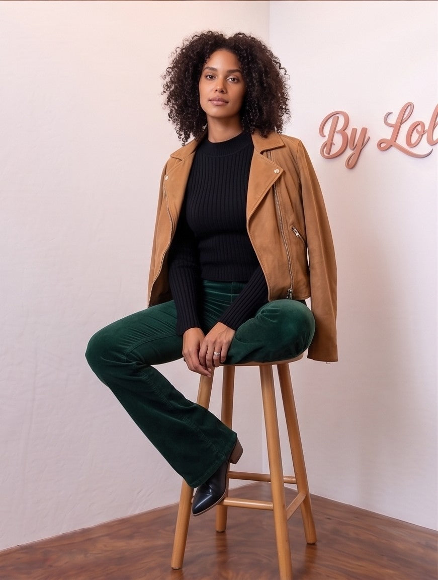 Pantalón de pana acanalada para mujer de corte campana o flare, con tiro alto sin cremallera frontal y bolsillos traseros, disponible en 8 colores: rosa empolvado, camel, teja/óxido, gris ceniza, verde oliva, azul marino, negro y verde bosque
