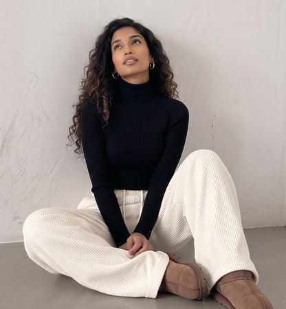 Pantalones de chándal cómodos y elegantes en terciopelo negro, gris y blanco. Pierna ancha y cordón ajustable para un ajuste perfecto