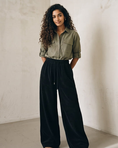 Pantalones de chándal cómodos y elegantes en terciopelo negro, gris y blanco. Pierna ancha y cordón ajustable para un ajuste perfecto