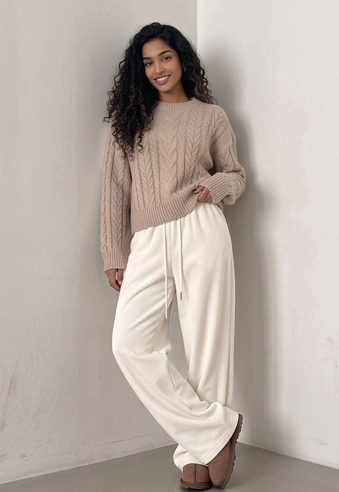 Pantalones de chándal cómodos y elegantes en terciopelo negro, gris y blanco. Pierna ancha y cordón ajustable para un ajuste perfecto