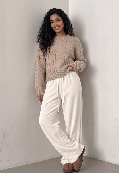 Pantalones de chándal cómodos y elegantes en terciopelo negro, gris y blanco. Pierna ancha y cordón ajustable para un ajuste perfecto