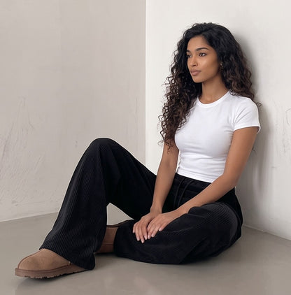 Pantalones de chándal cómodos y elegantes en terciopelo negro, gris y blanco. Pierna ancha y cordón ajustable para un ajuste perfecto