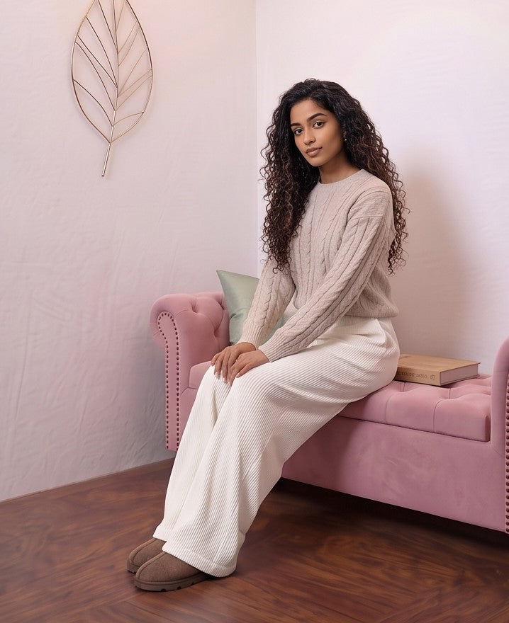Pantalones de chándal cómodos y elegantes en terciopelo negro, gris y blanco. Pierna ancha y cordón ajustable para un ajuste perfecto