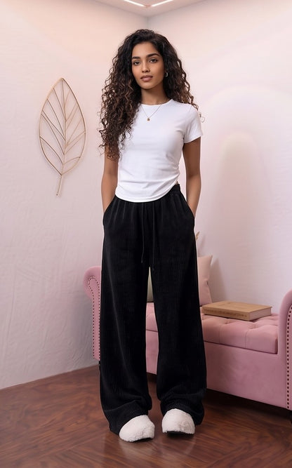 Pantalones de chándal cómodos y elegantes en terciopelo negro, gris y blanco. Pierna ancha y cordón ajustable para un ajuste perfecto