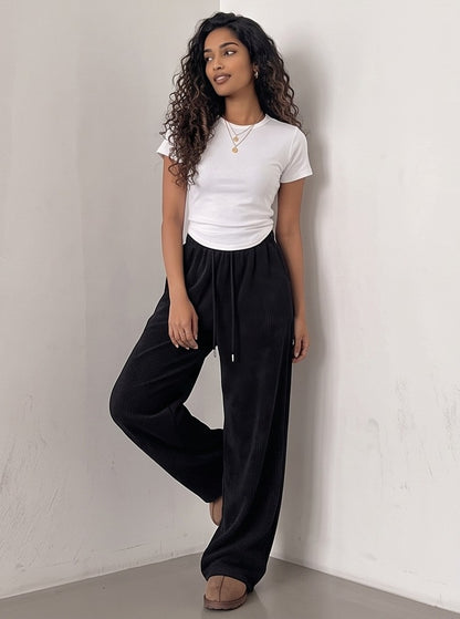 Pantalones de chándal cómodos y elegantes en terciopelo negro, gris y blanco. Pierna ancha y cordón ajustable para un ajuste perfecto