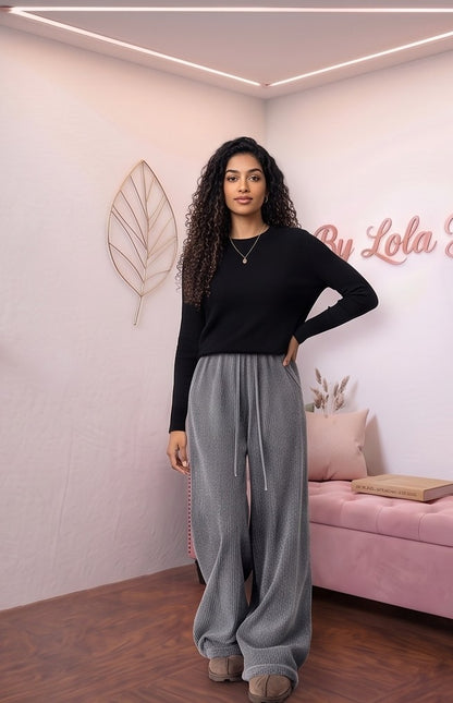 Pantalones de chándal cómodos y elegantes en terciopelo negro, gris y blanco. Pierna ancha y cordón ajustable para un ajuste perfecto