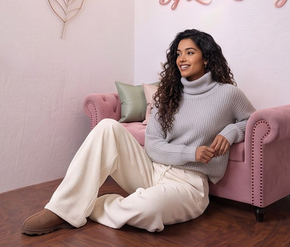 Pantalones de chándal cómodos y elegantes en terciopelo negro, gris y blanco. Pierna ancha y cordón ajustable para un ajuste perfecto