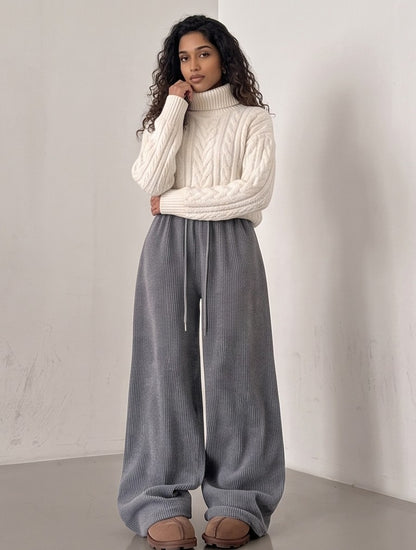 Pantalones de chándal cómodos y elegantes en terciopelo negro, gris y blanco. Pierna ancha y cordón ajustable para un ajuste perfecto