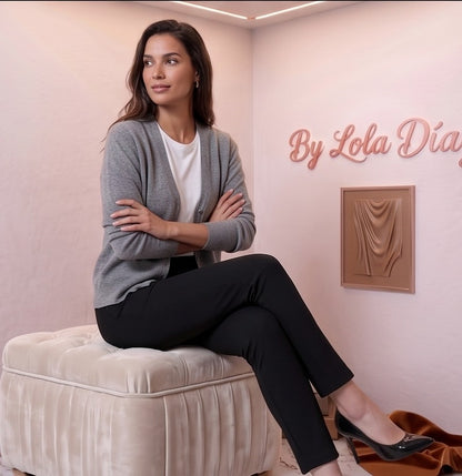 pantalón gris ajustado con bolsillos decorados con detalles metálicos. A la derecha, lleva un pantalón negro similar, también con bolsillos metálicos. Ambos pantalones se ajustan a la cintura y llegan hasta los tobillos.